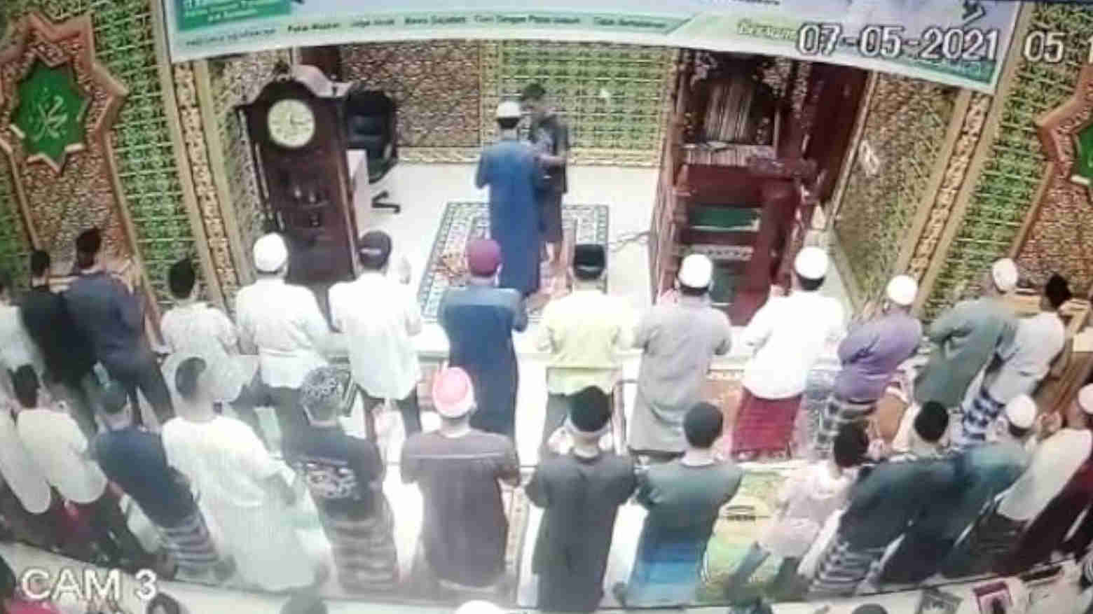 Viral, Pria Masuk ke Masjid Tampar Imam yang Sedang Pimpin Salat Subuh