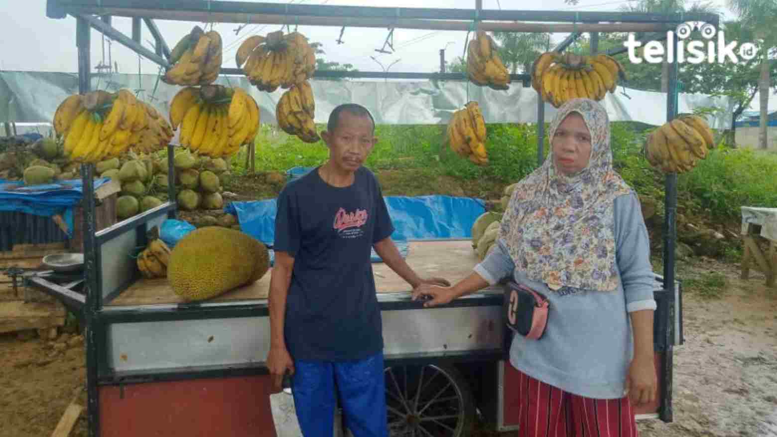 Kerap Diusir Satpol-PP, Pasutri Ini Harus Dagang Buah Berpindah-pindah
