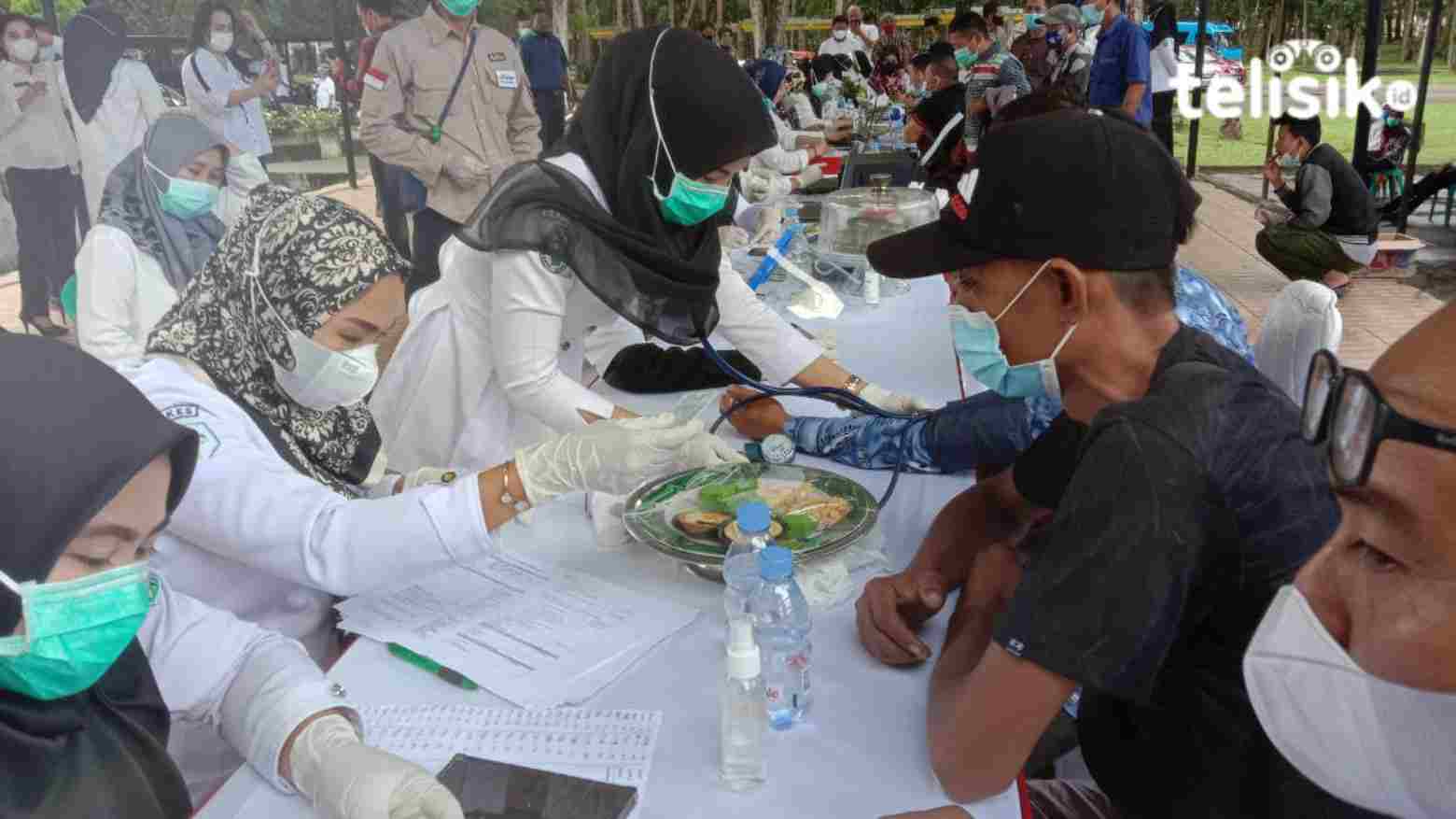 Ratusan Warga Konawe Vaksinasi Massal, Jokowi Ingatkan Target Satu Juta Per Hari
