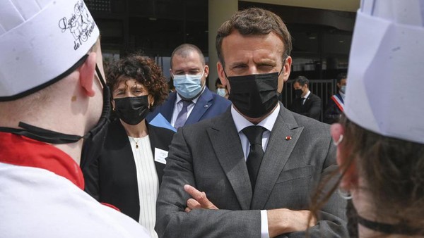 Temui Warganya, Presiden Prancis Emmanuel Macron Malah Ditampar