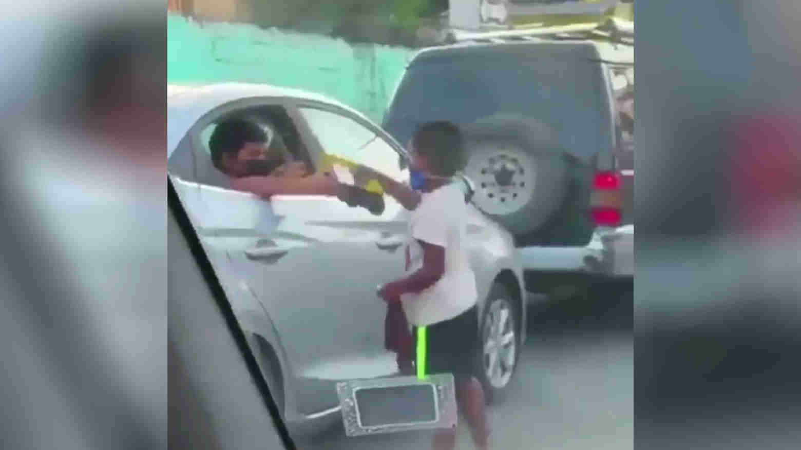 Video: Bermain Bersama dan Saling Berbagi, Dua Bocah ini Bikin Warganet Terharu