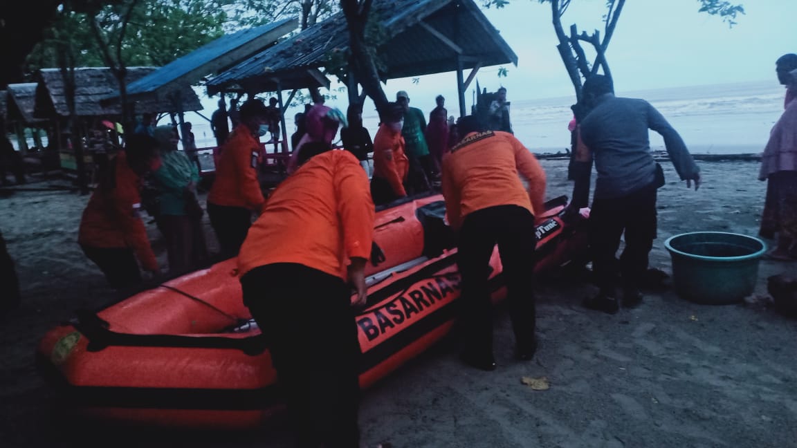 11 Wisatawan Tenggelam di Pantai Batu Gong, 8 Orang Selamat, 1 Meninggal dan 2 Belum Ditemukan