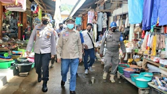 Bupati dan Kapolres Buton Sidak Pasar Pastikan Prokes COVID-19