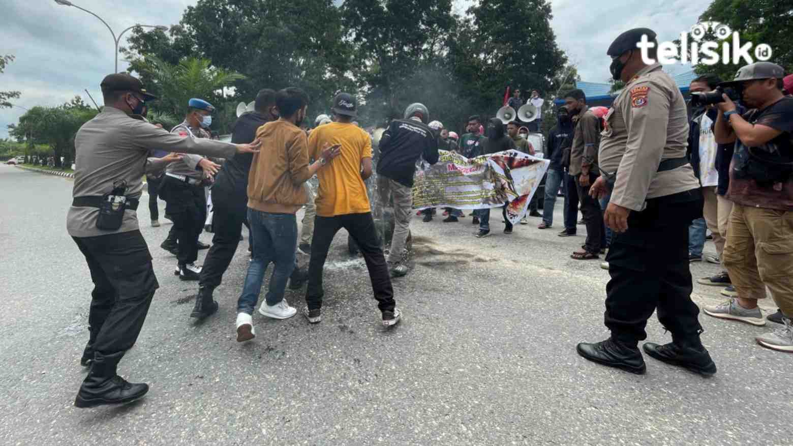 Demo Tambang Memanas, Massa Aksi Nyaris Bentrok dengan Polisi