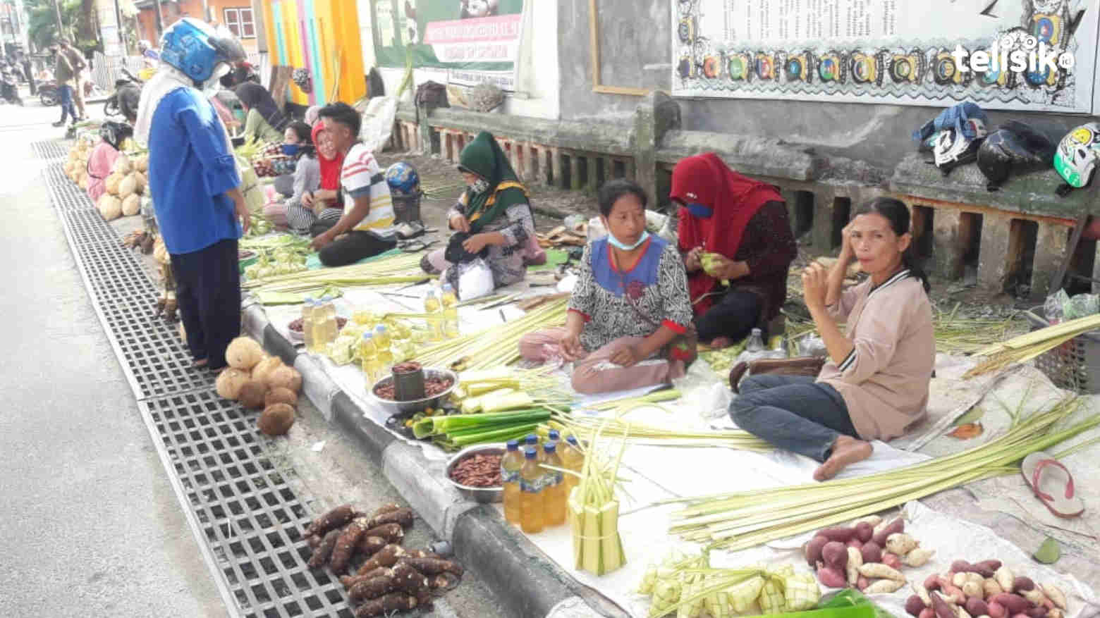 Pandemi Tak Halangi Warga Wakatobi Berjualan Daun Ketupat Jelang Idul Adha