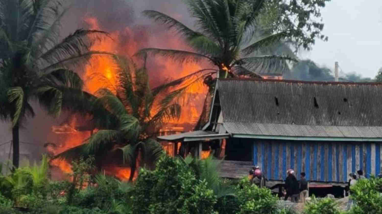 Ricuh di Sekitar Industri Morosi, 8 Motor dan 4 Rumah Warga Dibakar