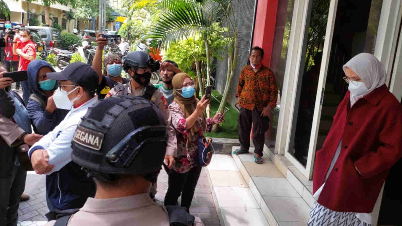 Bupati Probolinggo dan Suami Dibawa KPK ke Jakarta