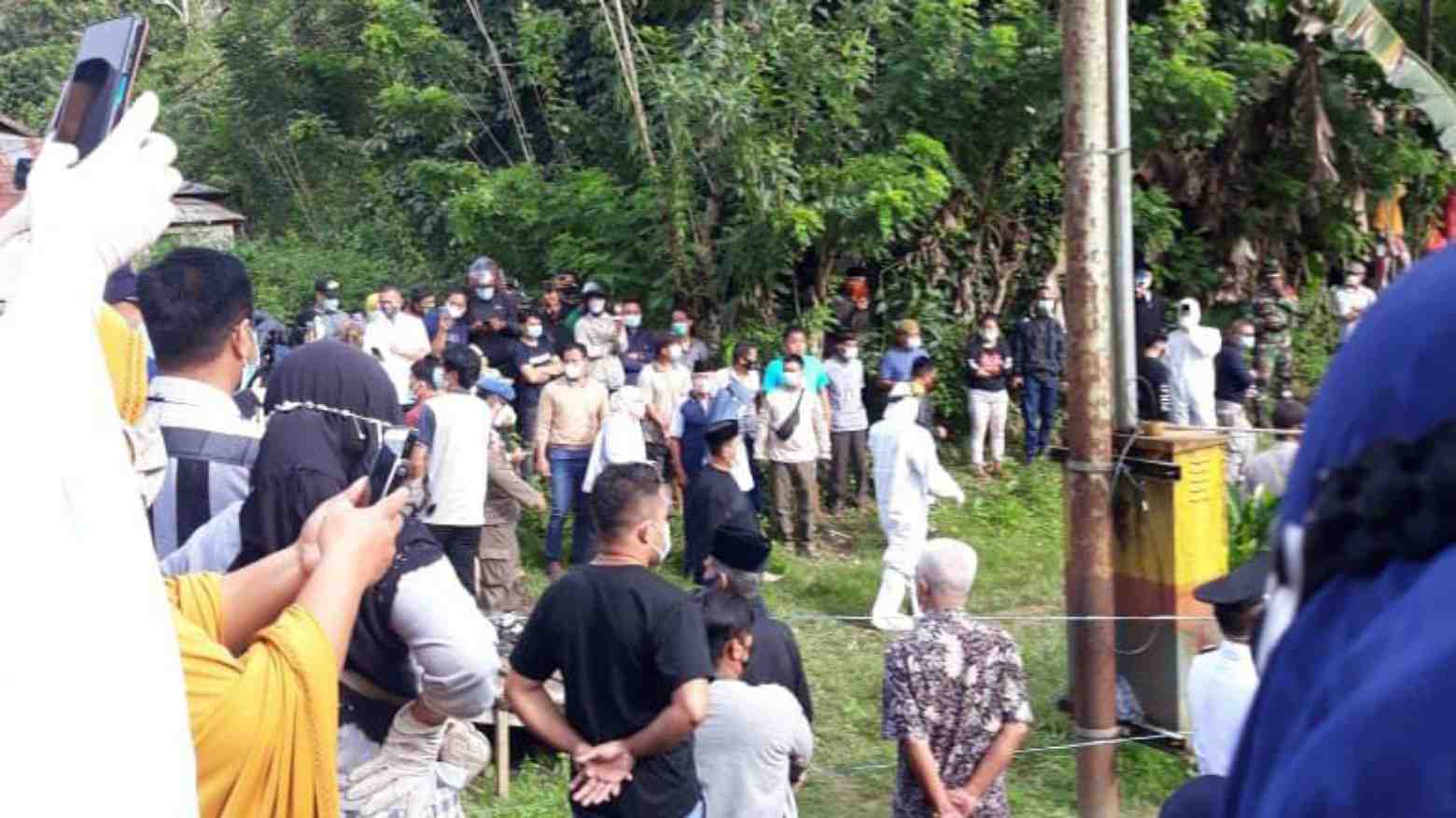 Isak Tangis Iringi Pemakaman Wakil Bupati Konawe Gusli Topan Sabara