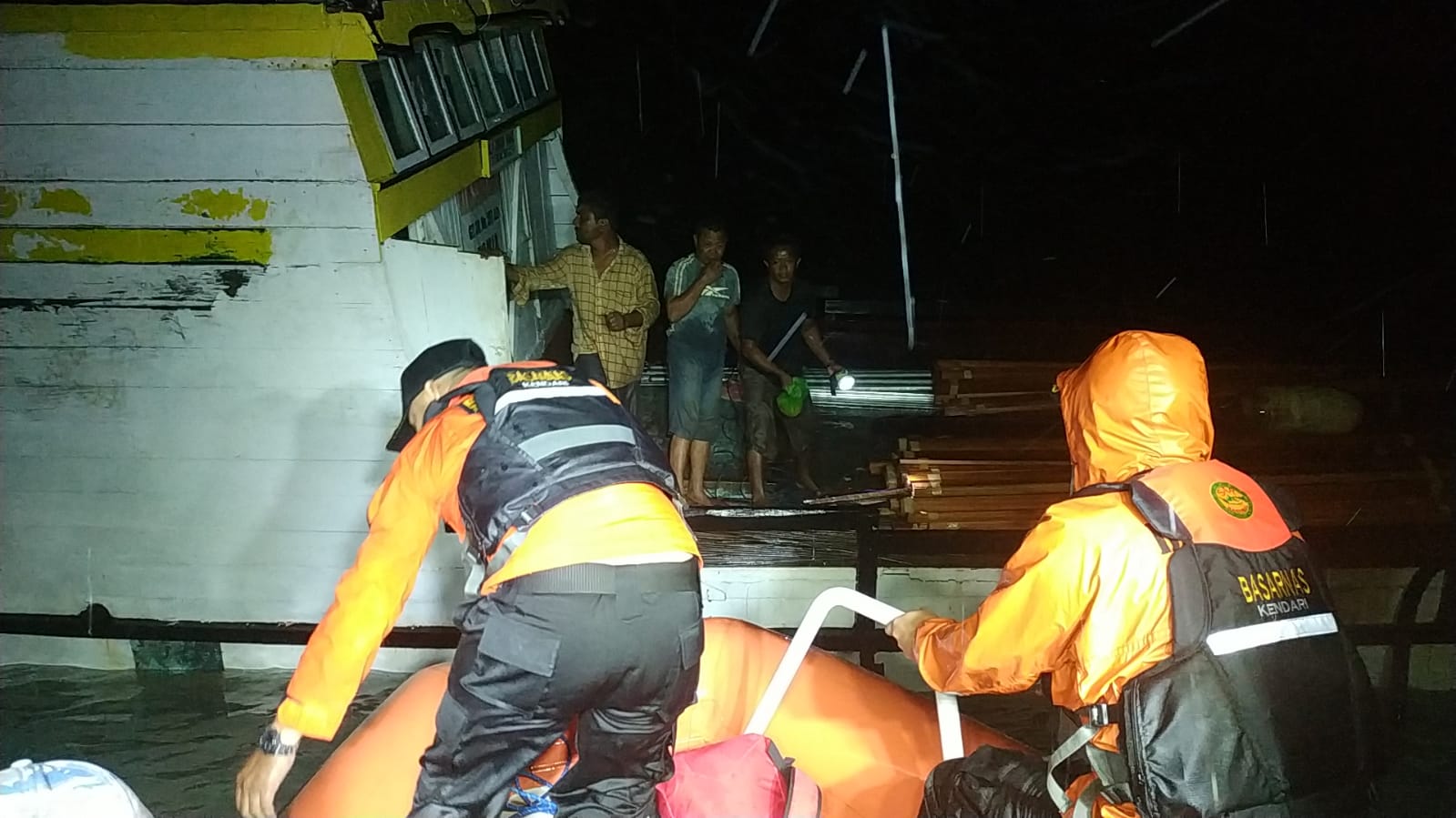 KM Sumber Baru GT 30 Mati Mesin di Perairan Kapota, 8 ABK Berhasil Dievakuasi