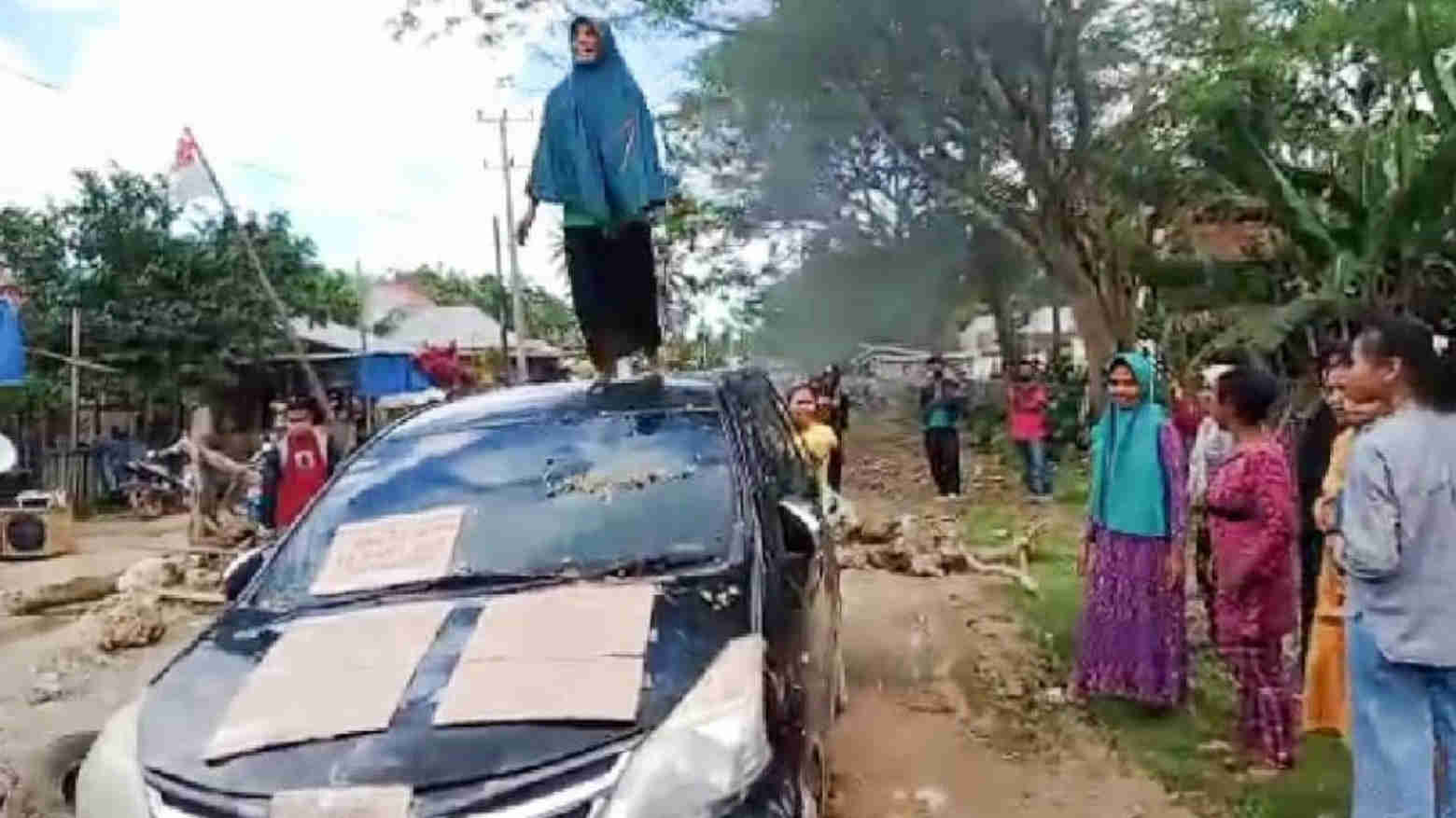 Tersebar Video Emak-emak Ngamuk Sambil Injak Mobil Dinas di Muna