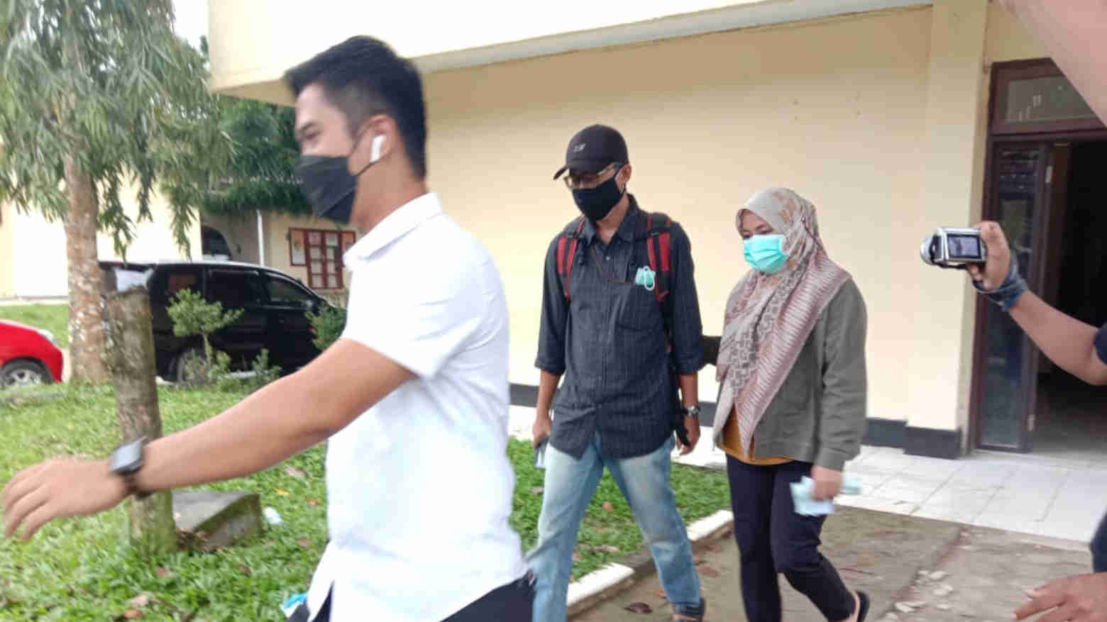 Kena OTT KPK, Begini Penampakan Bupati Koltim Sesaat Digiring ke Jakarta