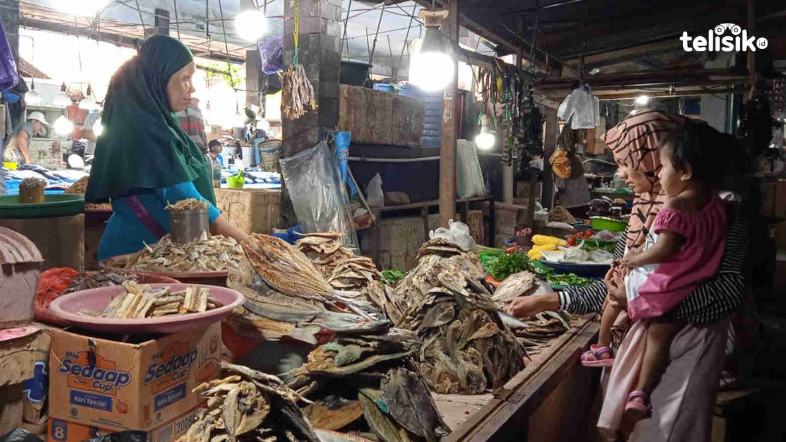 Sepi Pembeli, Pedagang Ikan Kering Tetap Jualan Demi Hidupi Keluarga