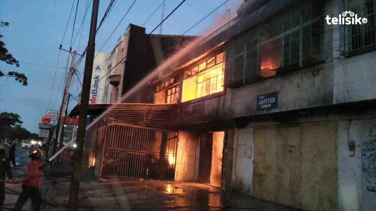 Aparat Kepolisian Minta Bantuan Water Canon untuk Padamkan Api di Kota Lama Kendari