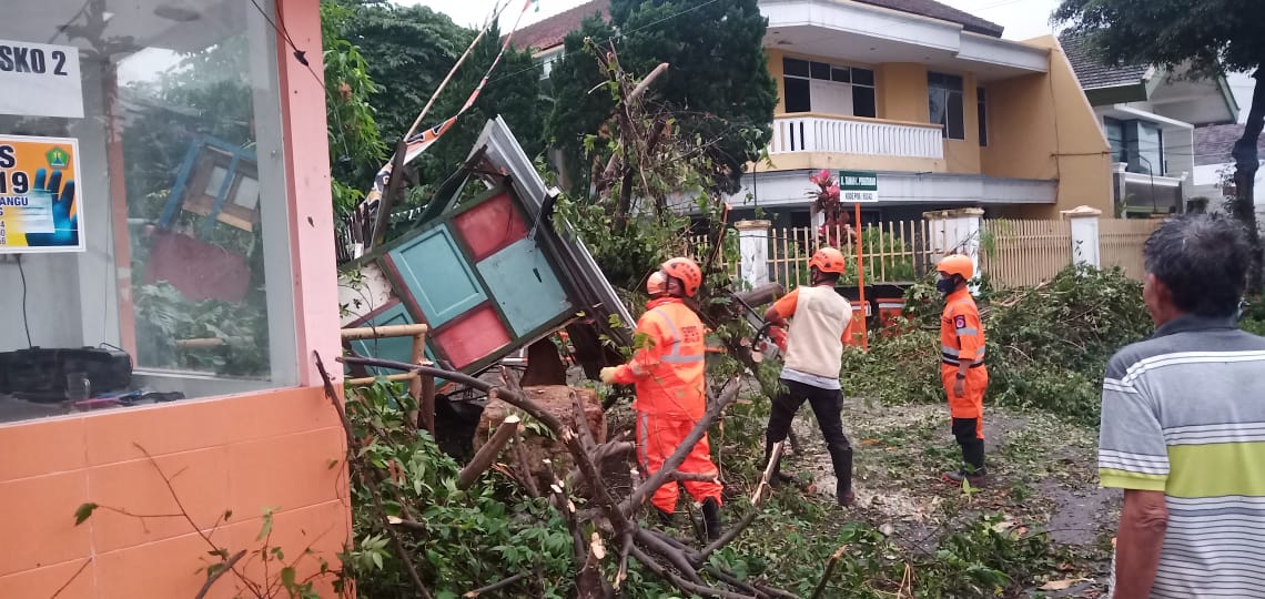Angin Kencang Terjang Malang dan Beberapa Wilayah di Jateng, Sejumlah Fasilitas Umum Alami Kerusakan