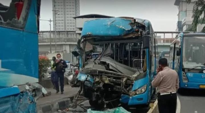 Dua Bus Transjakarta Tabrakan, Dua Orang Meninggal