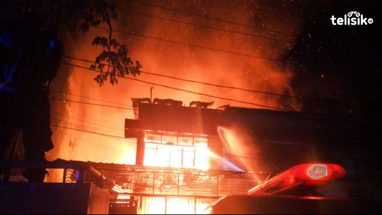 Kebakaran di Sekitar Pasar Kota Lama, Tiga Unit Damkar Kewalahan Padamkan Api