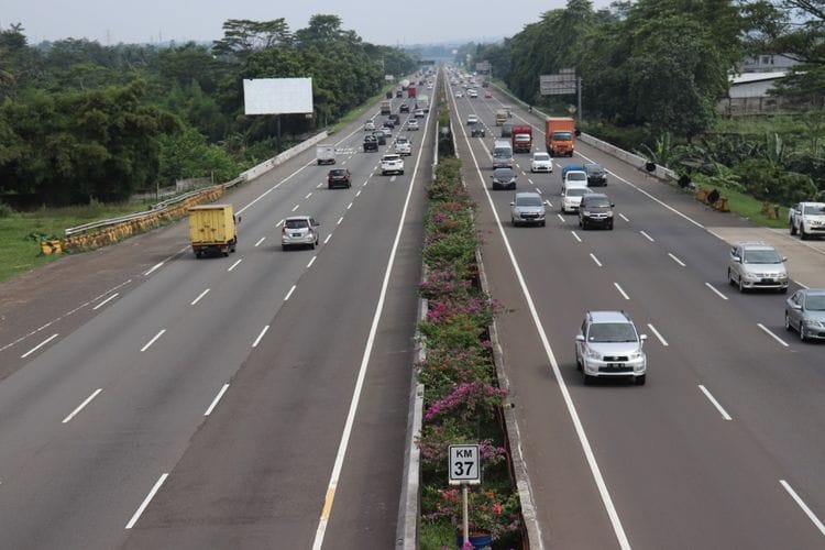 Jalan Tol di Indonesia Tidak Aman Dilalui Kendaraan, Benarkah?