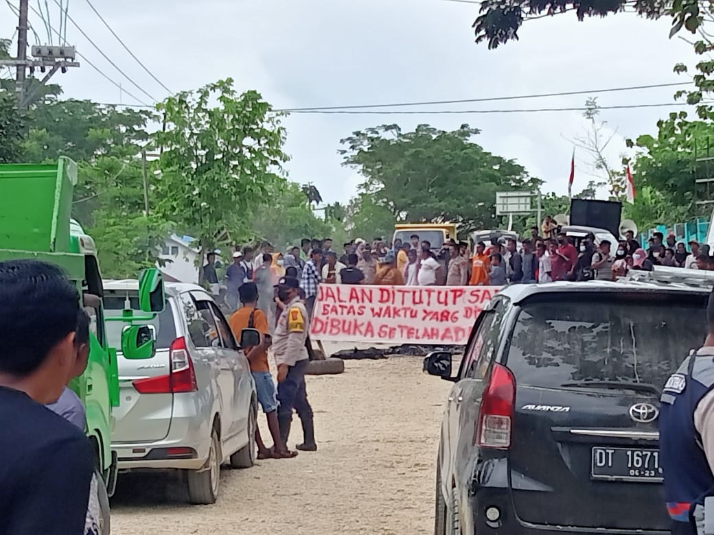 Masyarakat Blokir Jalan Poros Ereke-Baubau, Ini Tanggapan Wabup Butur