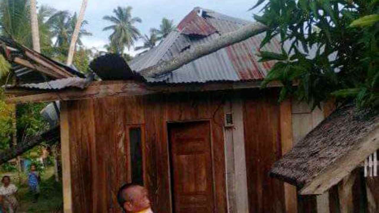 Akibat Angin Kencang, Rumah Warga di Bombana Tertimpa Pohon Kelapa