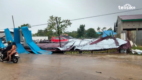 Akibat Hujan dan Angin Kencang, Bangunan Pencucian Mobil di Kota Kendari Ambruk
