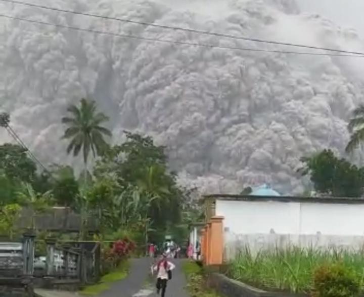  Gunung Semeru  Meletus Warga Berhamburan dan Langit Sore 