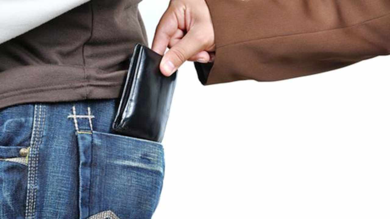 Menjualkan Barang Milik Orang Lain Secara Online: Tinjauan Hukum Islam dan Etika Bisnis