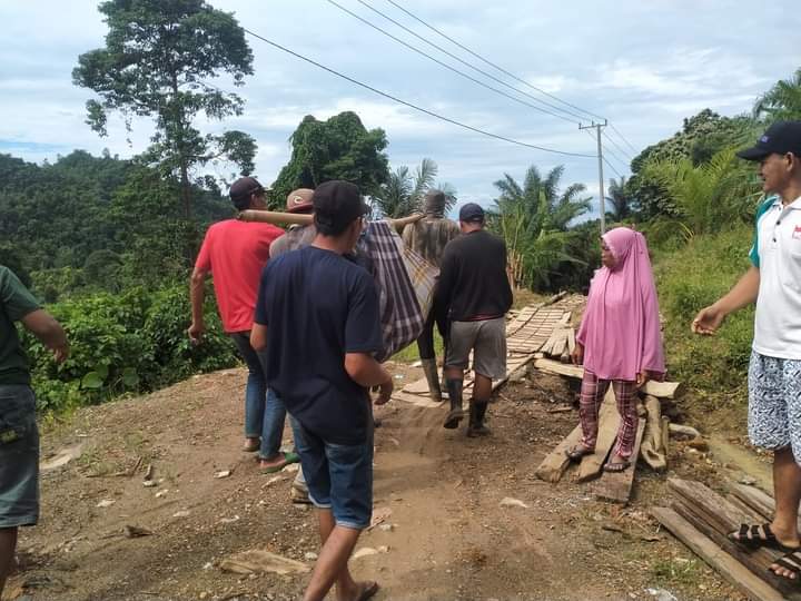 Jalan Rusak, Warga Desa di Kolut Evakuasi Orang Sakit Pakai Tandu