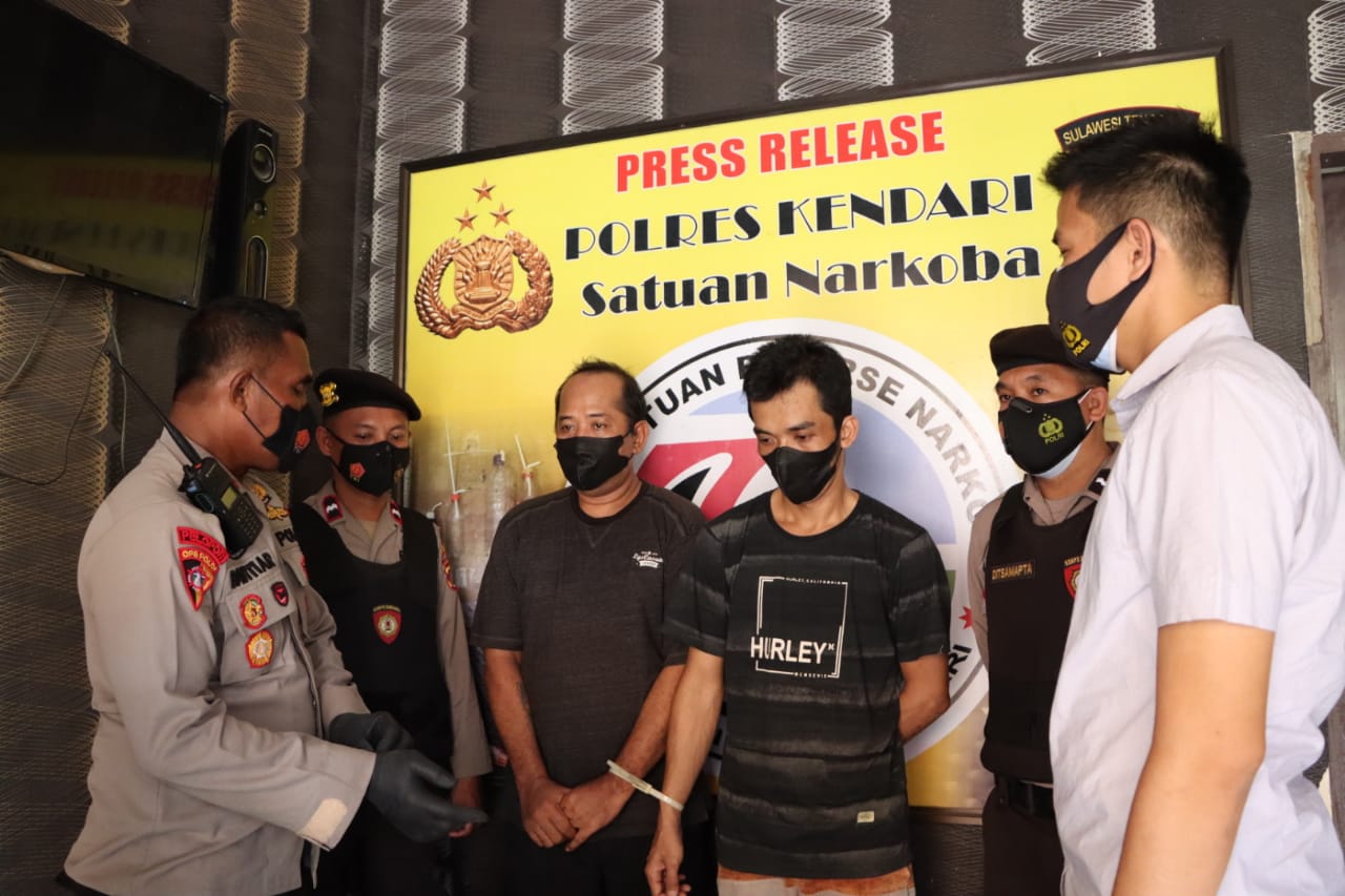 Polisi Ringkus Pria Saat Ambil Bungkusan Rokok, Ternyata Isinya Sabu