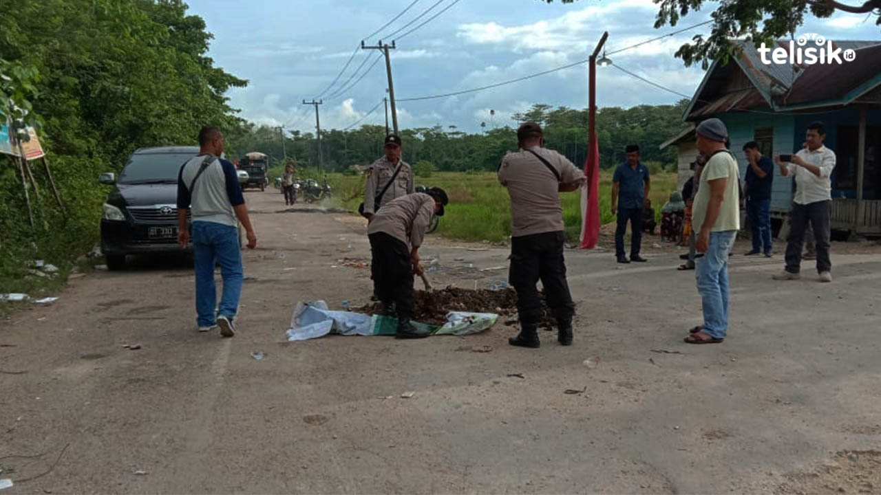 Replika Kuburan Gubernur Ali Mazi Dibersihkan Polisi, Massa Bubar Secara Damai