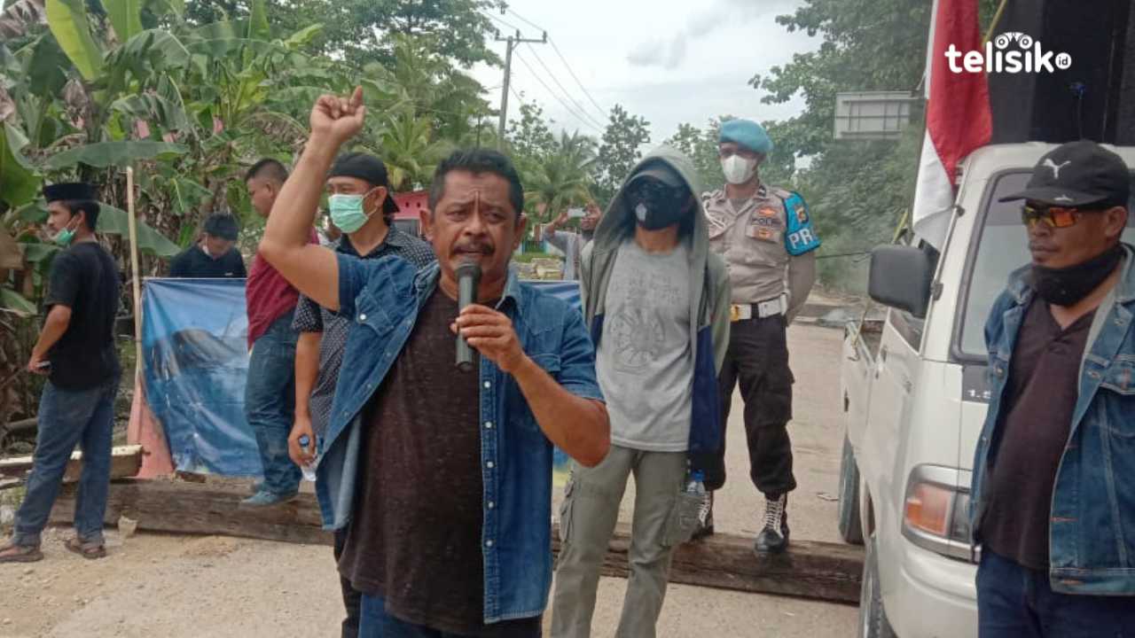 Rusak Parah, Anggota DPRD Bersama Warga Kembali Blokade Jalan Provinsi di Butur