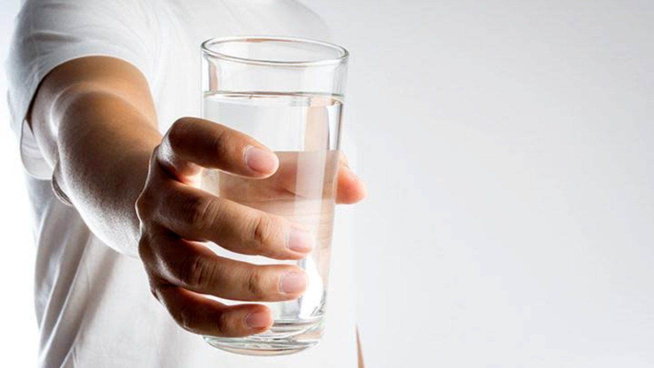 Jangan Lupa Minum Air Putih Setelah Bangun Tidur, Ini Manfaatnya