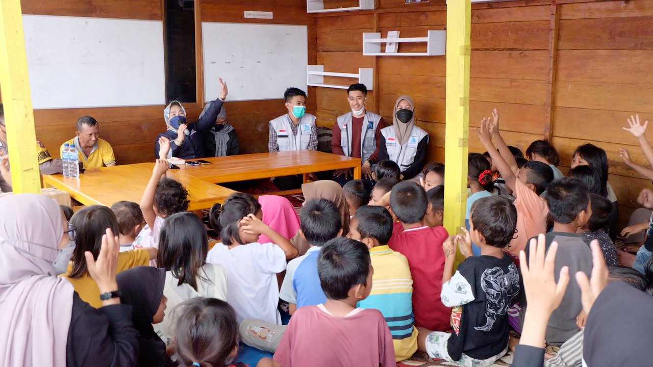 Tina Nur Alam Bagikan 300 Buku untuk Anak Nelayan