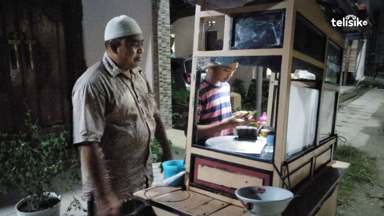 15 Tahun Menabung Pedagang Bakso Keliling Ini Naik Haji Bersama Istri