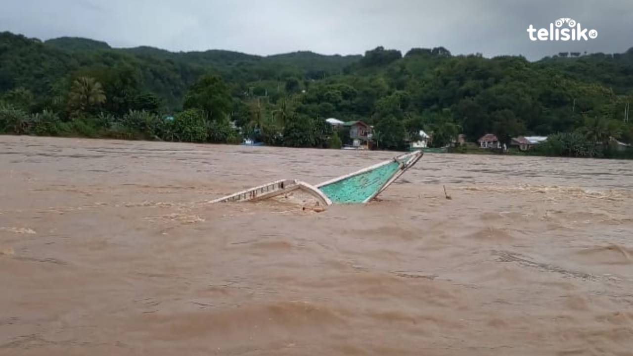 Banjir Terjang Reok Manggarai, Air Sungai Meluap ke Rumah Warga, Perahu Nelayan Tenggelam