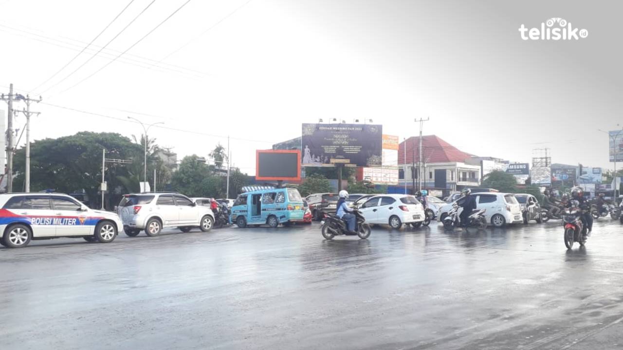 Lampu Merah Padam, Kepadatan Kendaraan Perempatan Pasar Baru Tak Terhindarkan