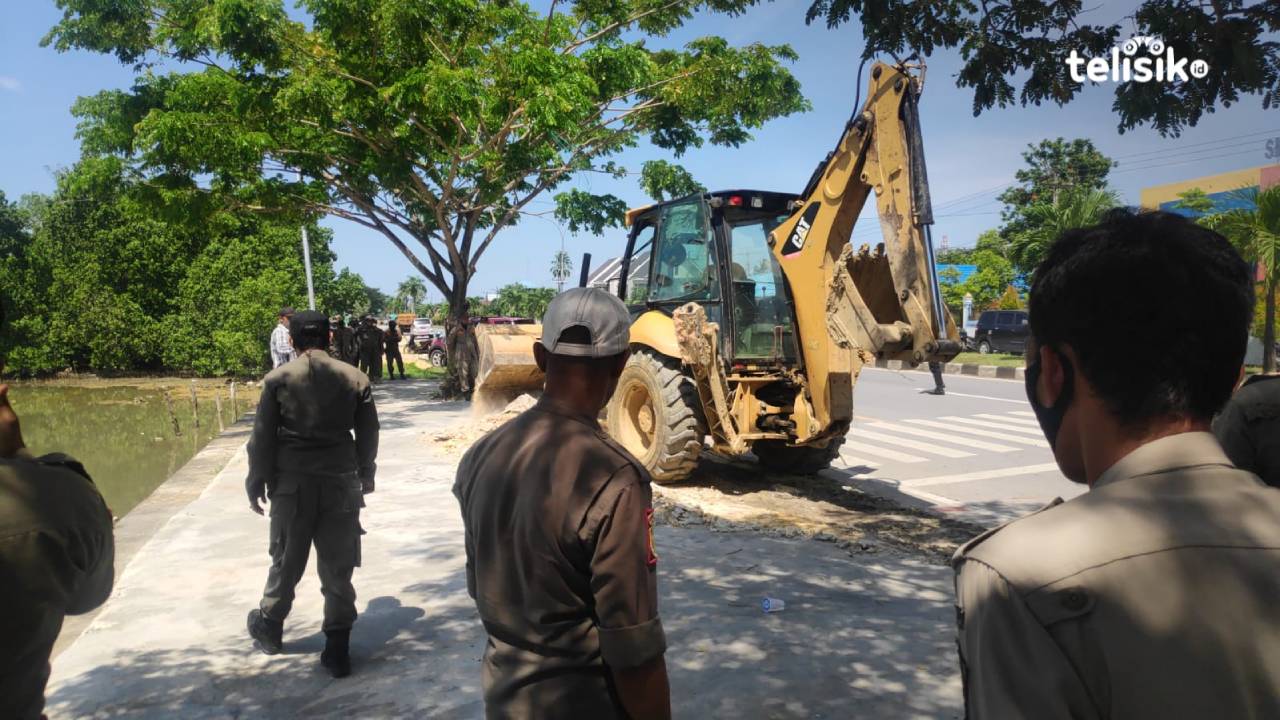 SatPol-PP Tertibkan Lokasi Pedagang Tambat Labuh Teluk Kendari