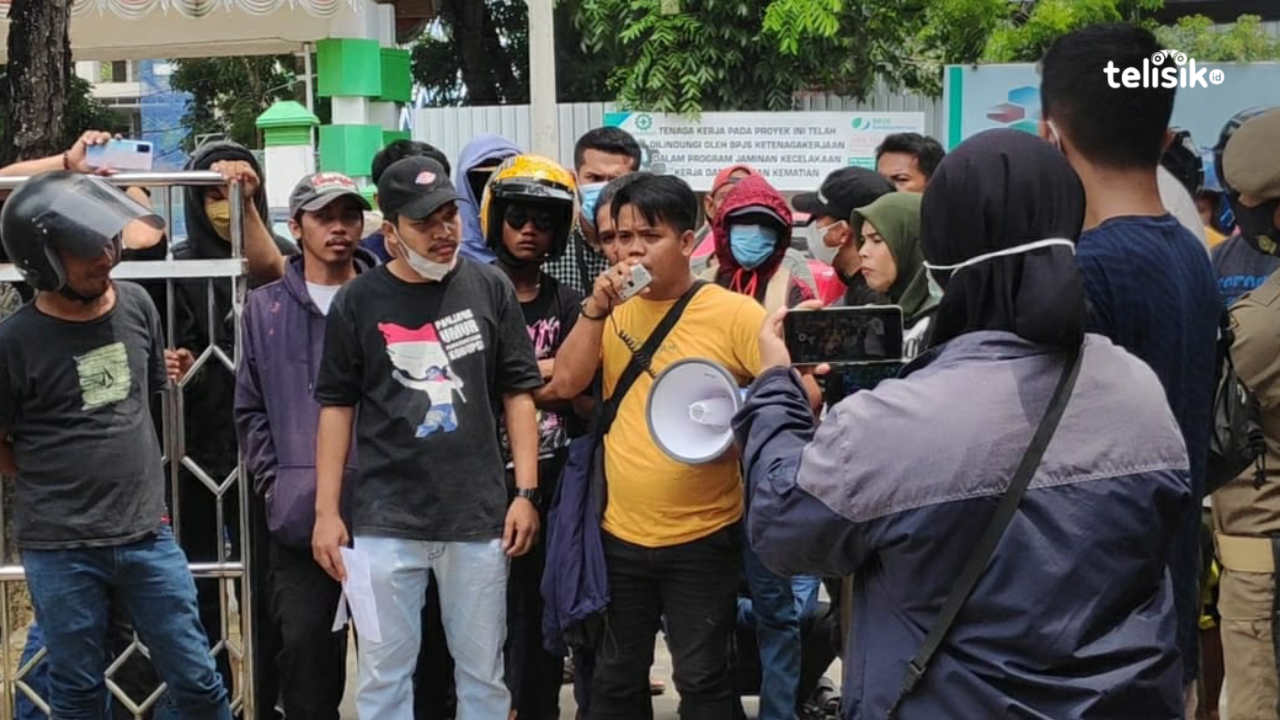 Tolak Ditertibkan, PKL Depan Tambat Labuh Unjuk Rasa di Kantor Wali Kota Kendari