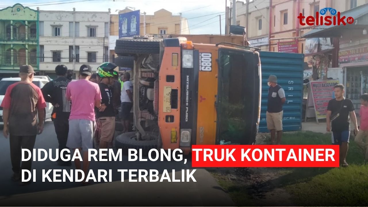 Video: Diduga Rem Blong, Truk Kontainer di Kendari Terbalik