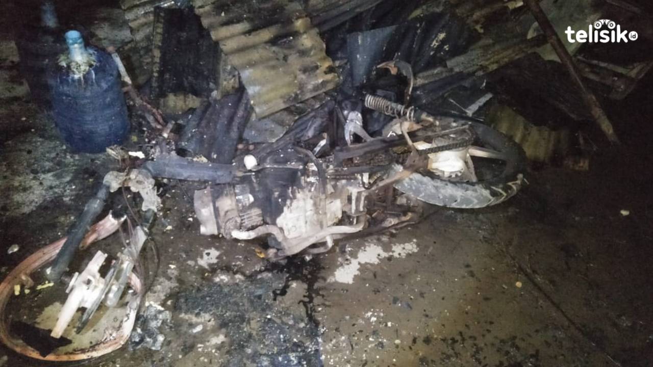 Kebakaran Depan SPBU Tapak Kuda, Dua Unit Sepeda Motor Hangus