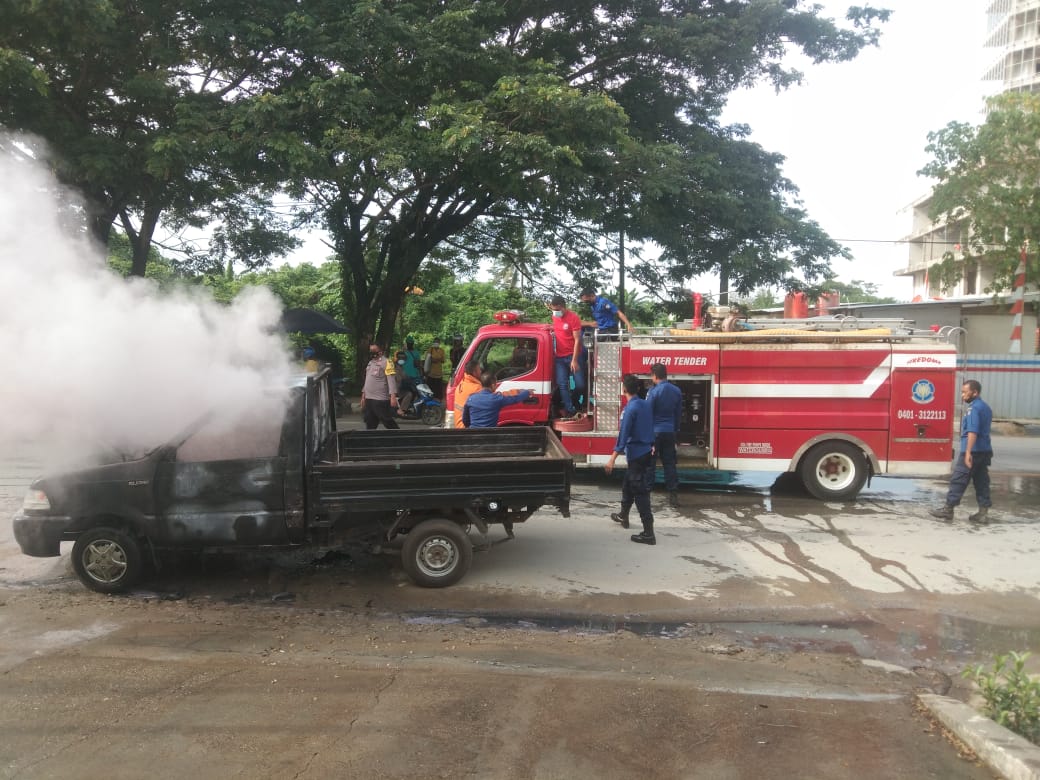 Mobil Plat Merah Terbakar di Pinggir Jalan