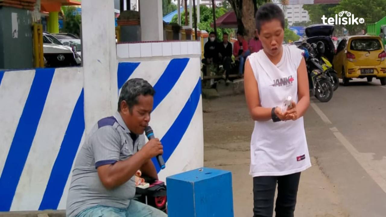 Pengamen Tunanetra Berhasil Kuliahkan Anaknya Hingga S2 dan Jadi Dosen