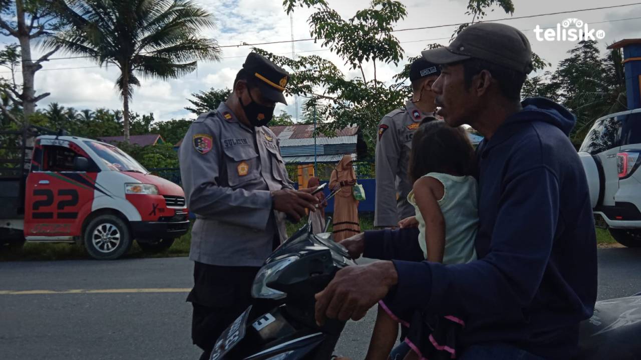 Polsek Tikep Lakukan Penyekatan Jalan, Periksa Bukti Vaksin COVID-19