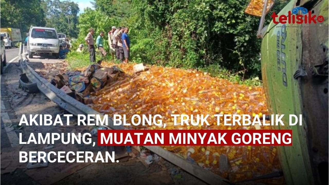 Video: Akibat Rem Blong, Truk Terbalik di Lampung, Muatan Minyak Goreng Berceceran