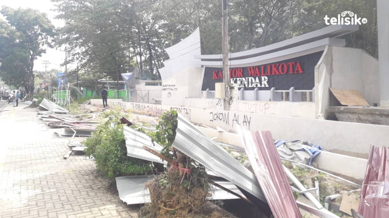 Aksi Demonstrasi di DPRD Sultra Ricuh, Sejumlah Fasilitas Umum Rusak