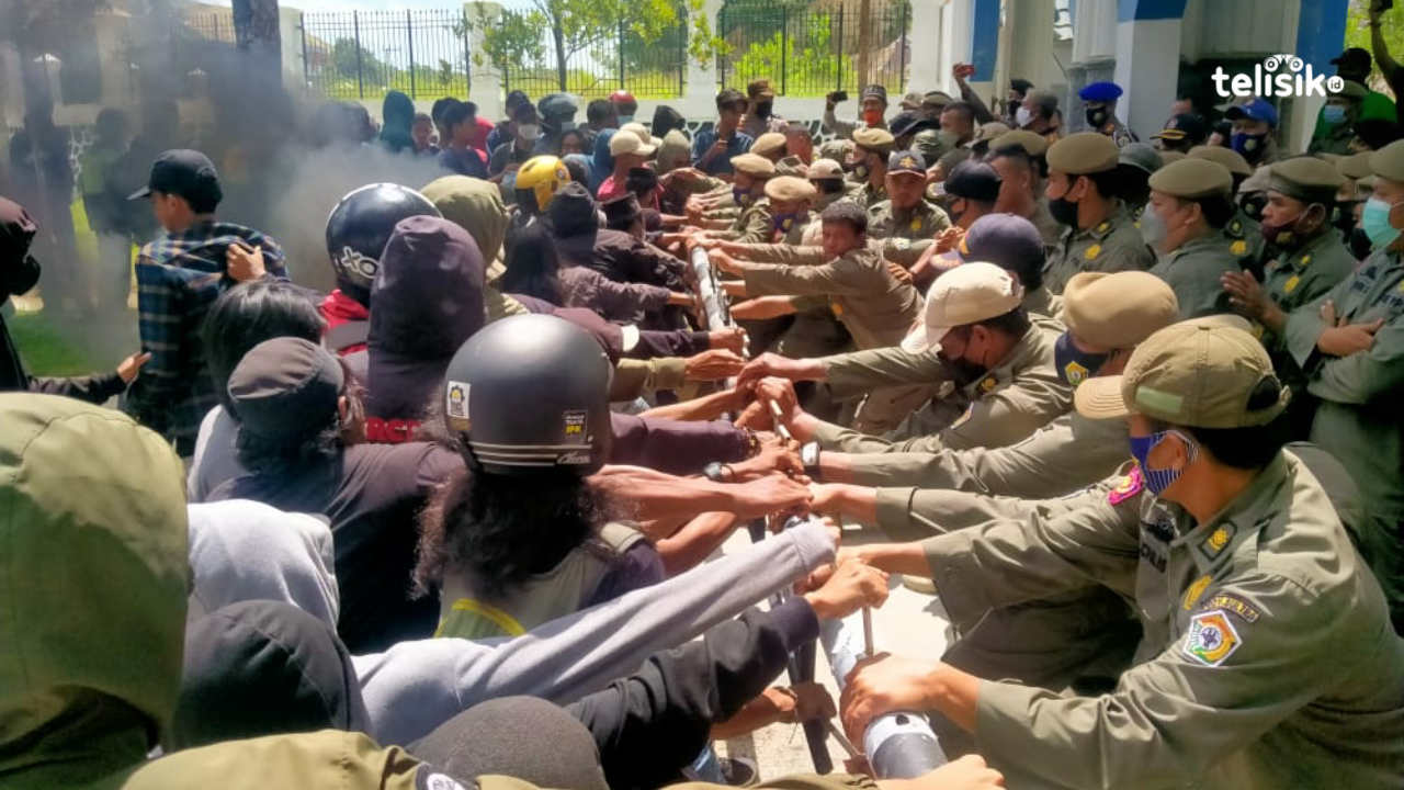 Aksi Demonstrasi di Kantor Gubernur Sultra Berujung Ricuh