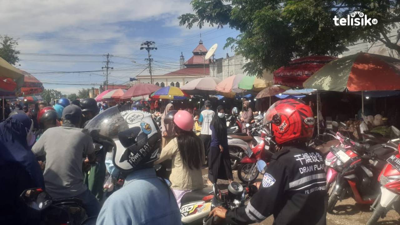 Jelang Ramadan, Jalan di Depan Pasar Anduonohu Macet Parah