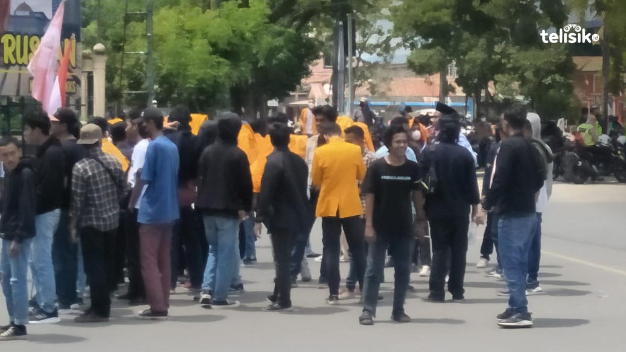 Kelelahan, Massa Aksi Unjuk Rasa Batalkan Puasa