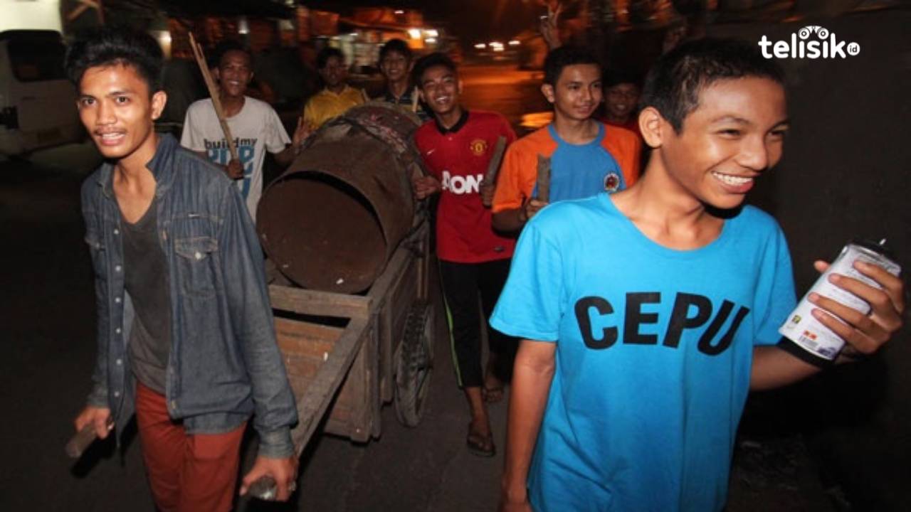 Pemuda Konsel Bangunkan Warga Sahur Pakai Gerobak dan Alat Seadanya