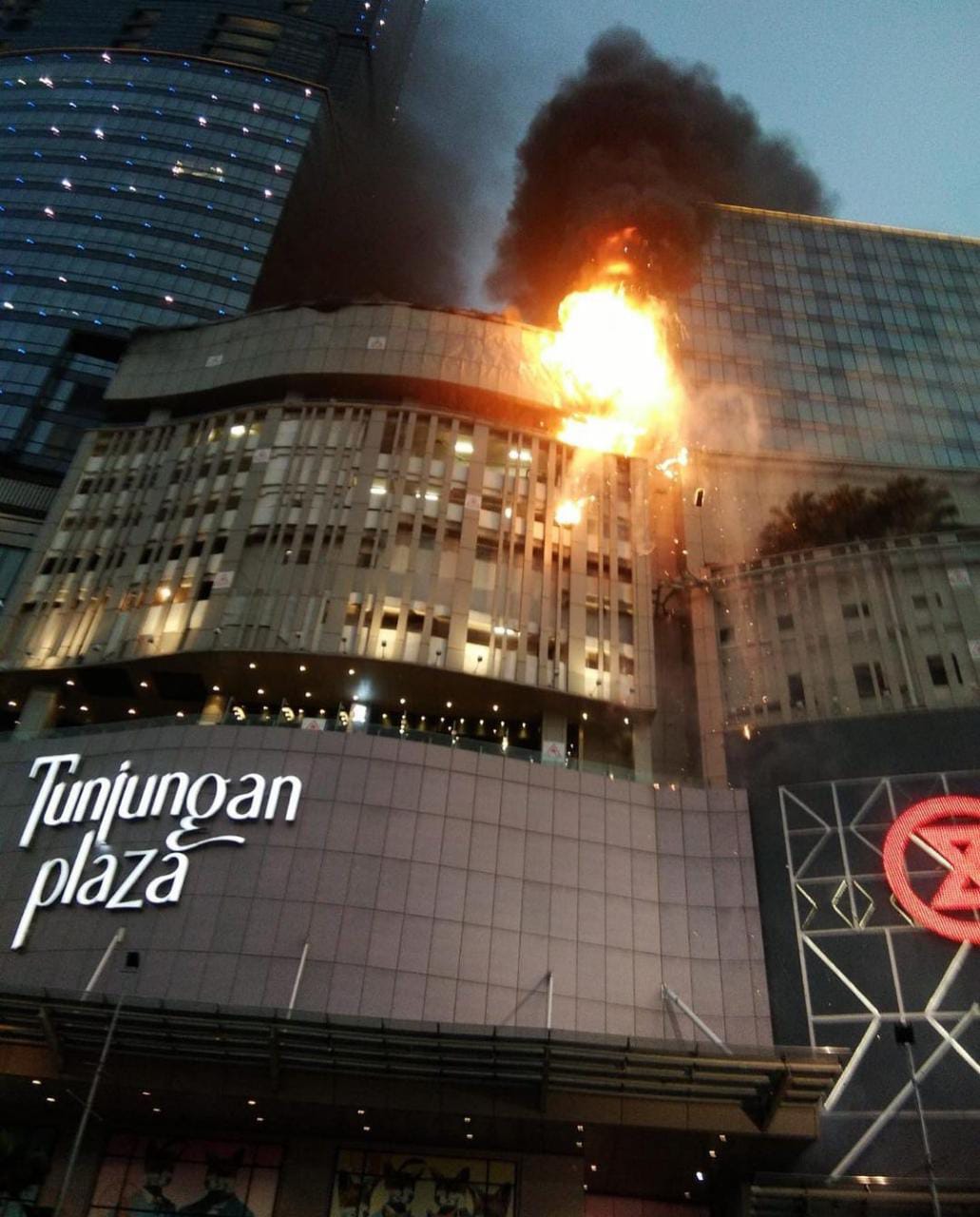 Pusat Perbelanjaan Tunjungan Plaza 5 Surabaya Terbakar