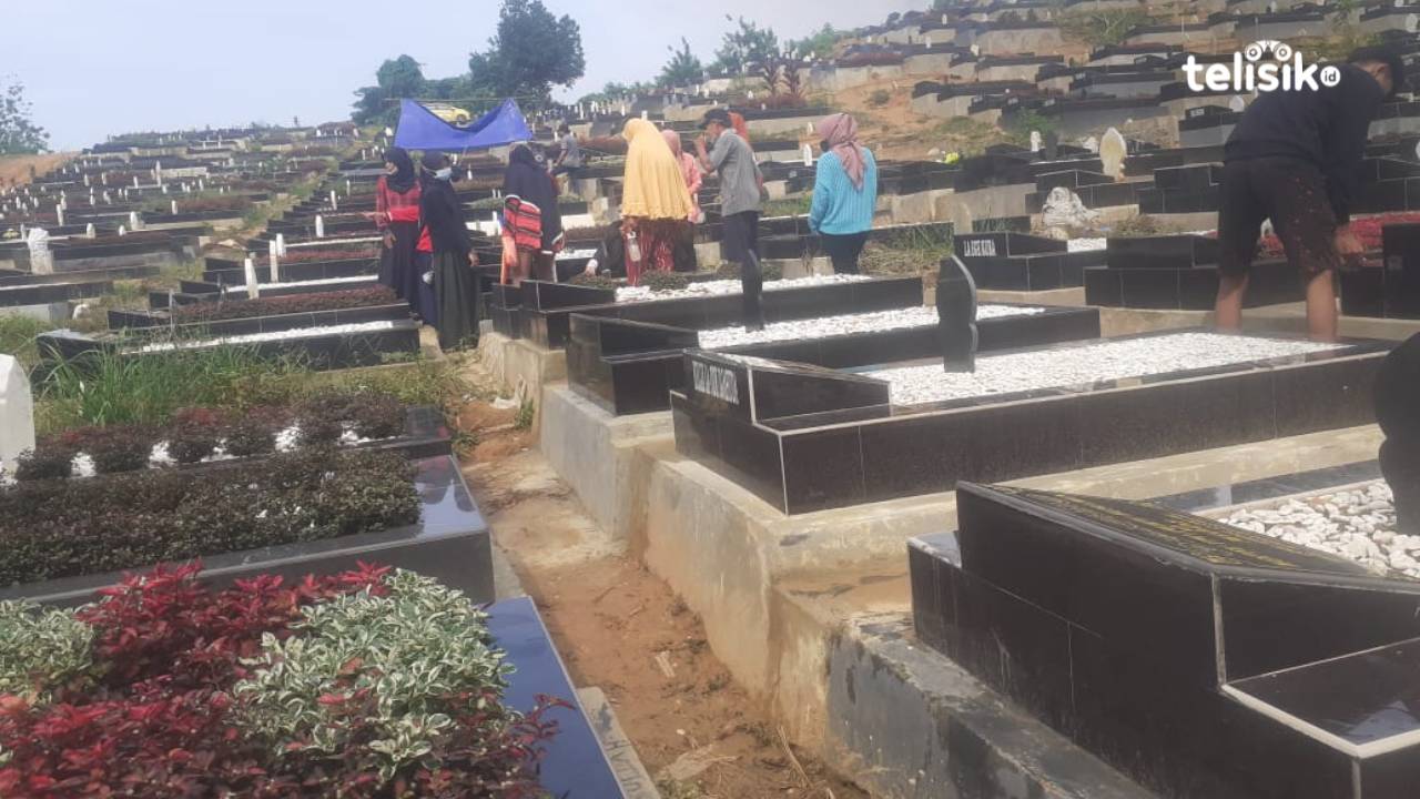 Ramai Peziarah, Berkah Bagi Pembersih Kubur